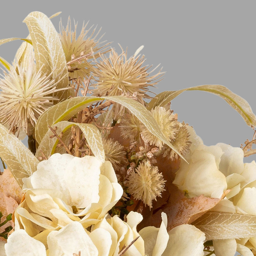 Vegyes összeállítású, krém színű mű hortenzia csokor.