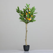 Fekete műanyag kaspóba helyezett, mandarinfa műnövény.