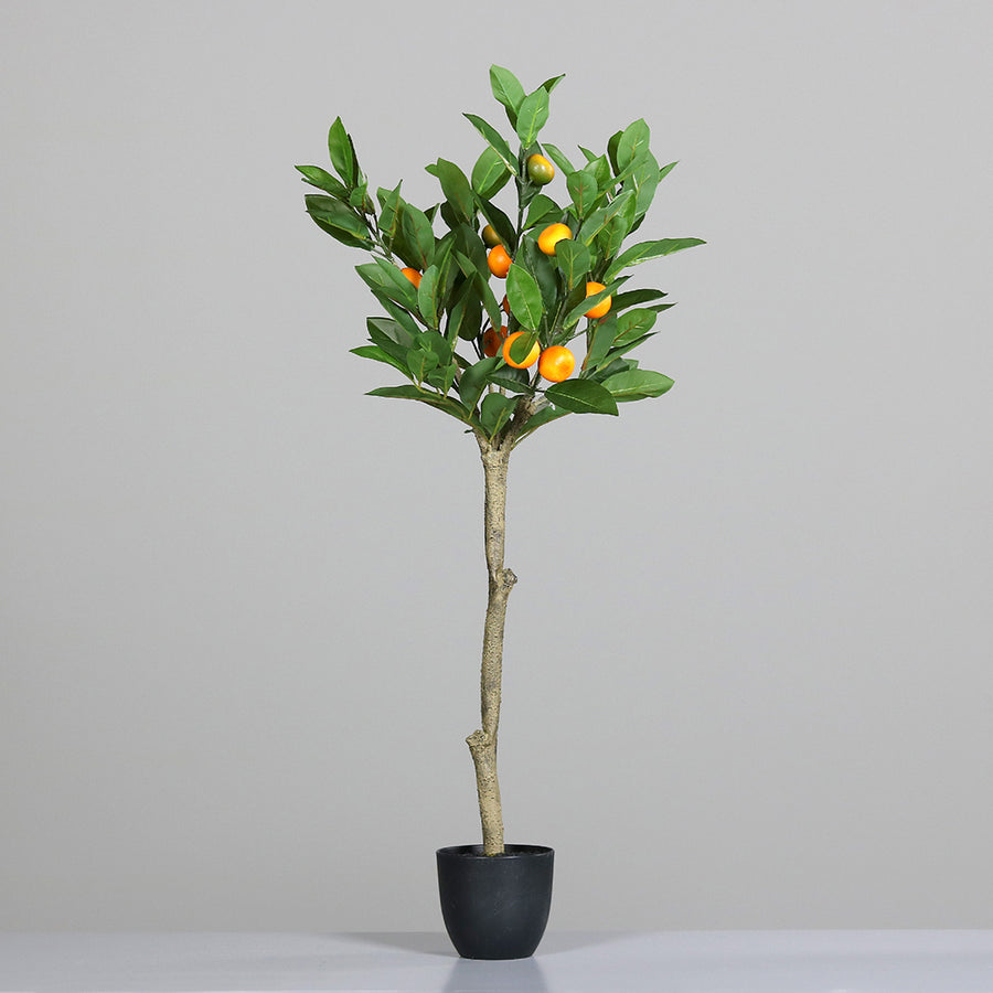 Fekete műanyag kaspóba helyezett, mandarinfa műnövény.
