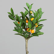 Fekete műanyag kaspóba helyezett, mandarinfa műnövény.