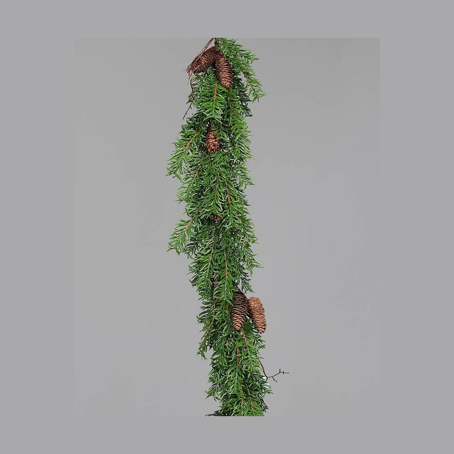 Mesterséges nemes fenyőágakból készült, tobozokkal díszített girland.