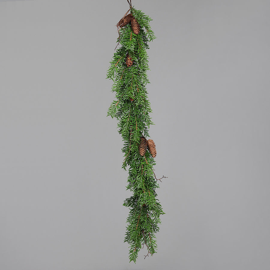 Mesterséges nemes fenyőágakból készült, tobozokkal díszített girland.