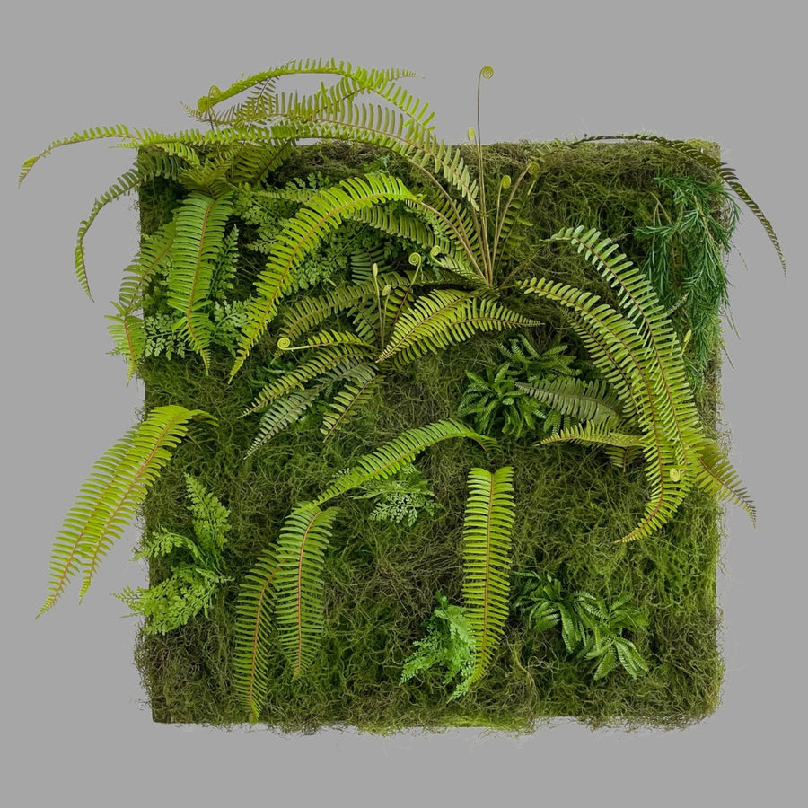 Mű páfrányokból és mesterséges mohából készült, növényfal panel.