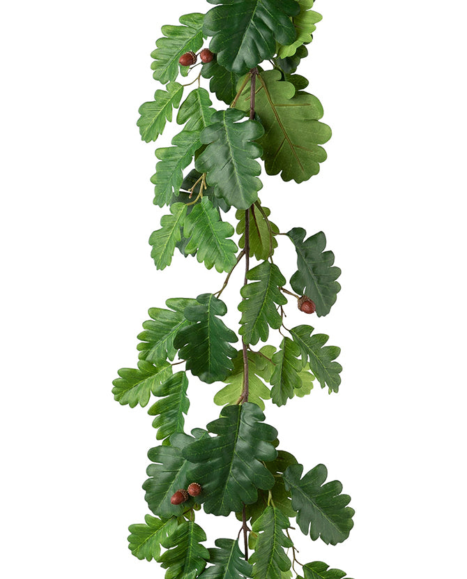 Makkokkal díszített, zöld színű, tölgyfaleveles girland műnövény.