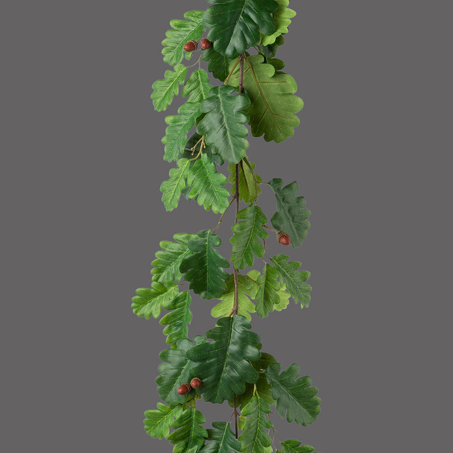 Makkokkal díszített, zöld színű, tölgyfaleveles girland műnövény.