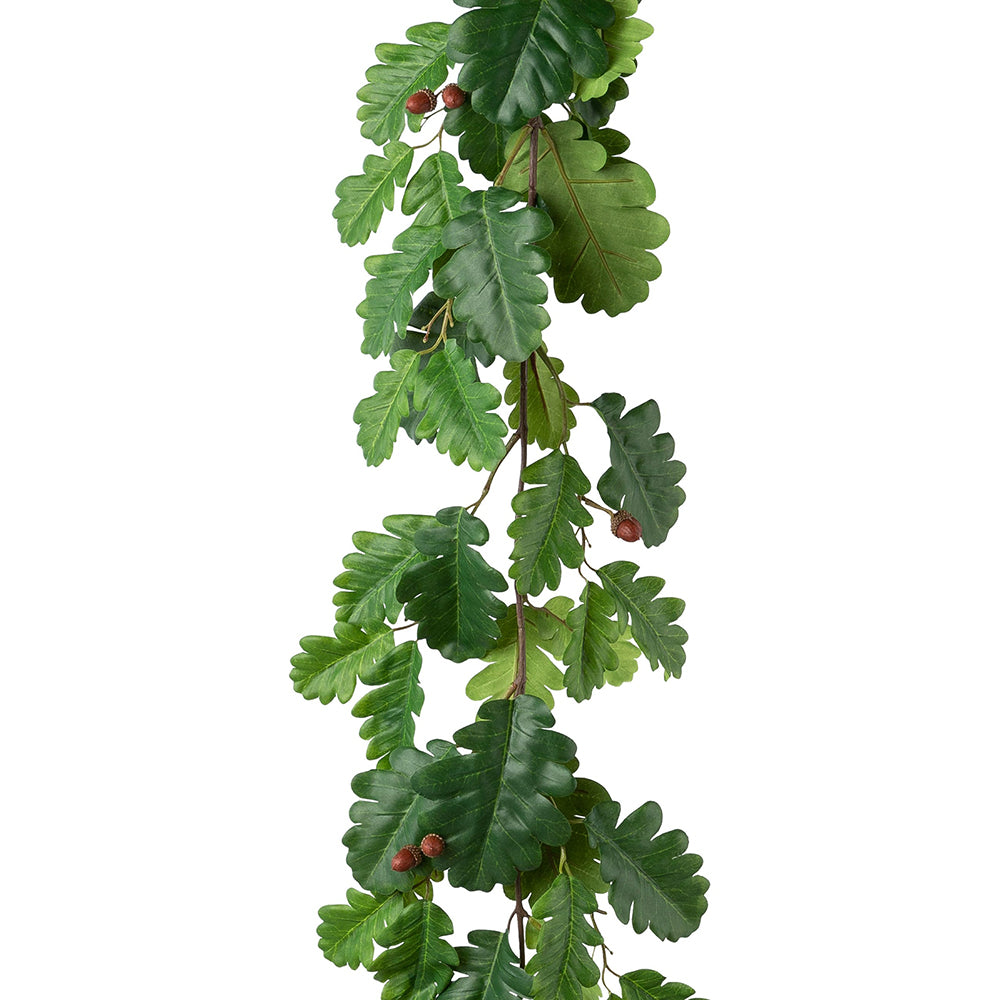 Makkokkal díszített, zöld színű, tölgyfaleveles girland műnövény.