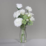 Krémszínű, vegyes művirágokból készült kompozíció, áttetsző üvegvázában..