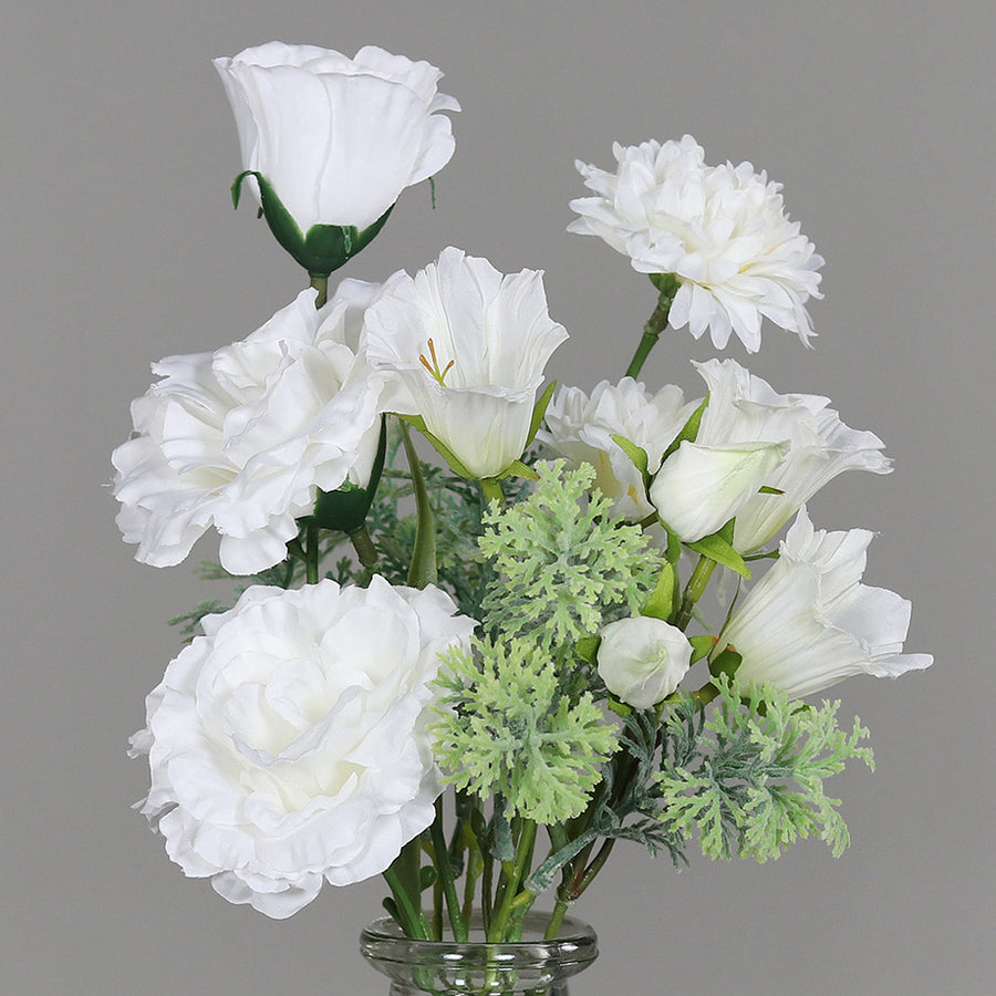 Krémszínű, vegyes művirágokból készült kompozíció, áttetsző üvegvázában..