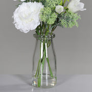 Krémszínű, vegyes művirágokból készült kompozíció, áttetsző üvegvázában..