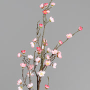 Virágzó mű cseresznyefa ág, rózsaszín színű nyílt és bimbós virágokkal.
