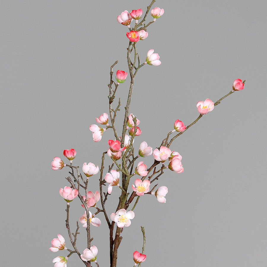 Virágzó mű cseresznyefa ág, rózsaszín színű nyílt és bimbós virágokkal.