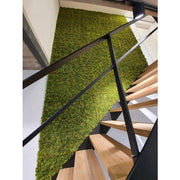 Látványos Muscus mű moha falpanel lépcsőház falán, természetes zöld felületet imitálva.