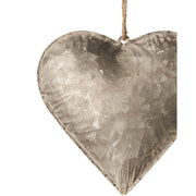 Nagyméretű, függeszthető bádog szív dekoráció.