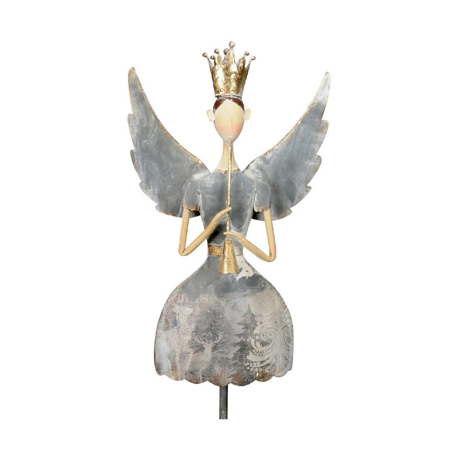 Koronát viselő fém angyal figura harsonával a kezében.