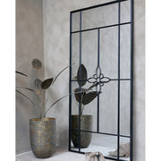 Fekete színű, nagyméretű, fémből készült, loft stílusú falitükör.