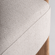 Bézs színű design fotel.