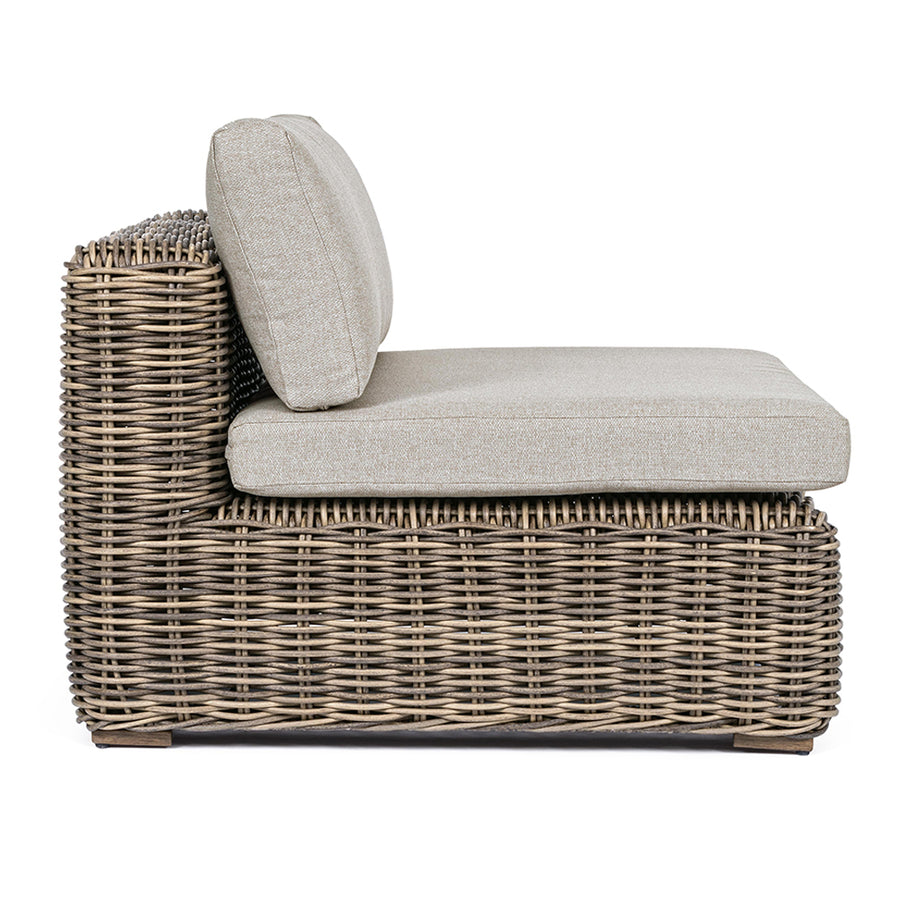 Barna színű műrattanból készült kerti fotel, levehető bézs színű ülő és hátpárnával.