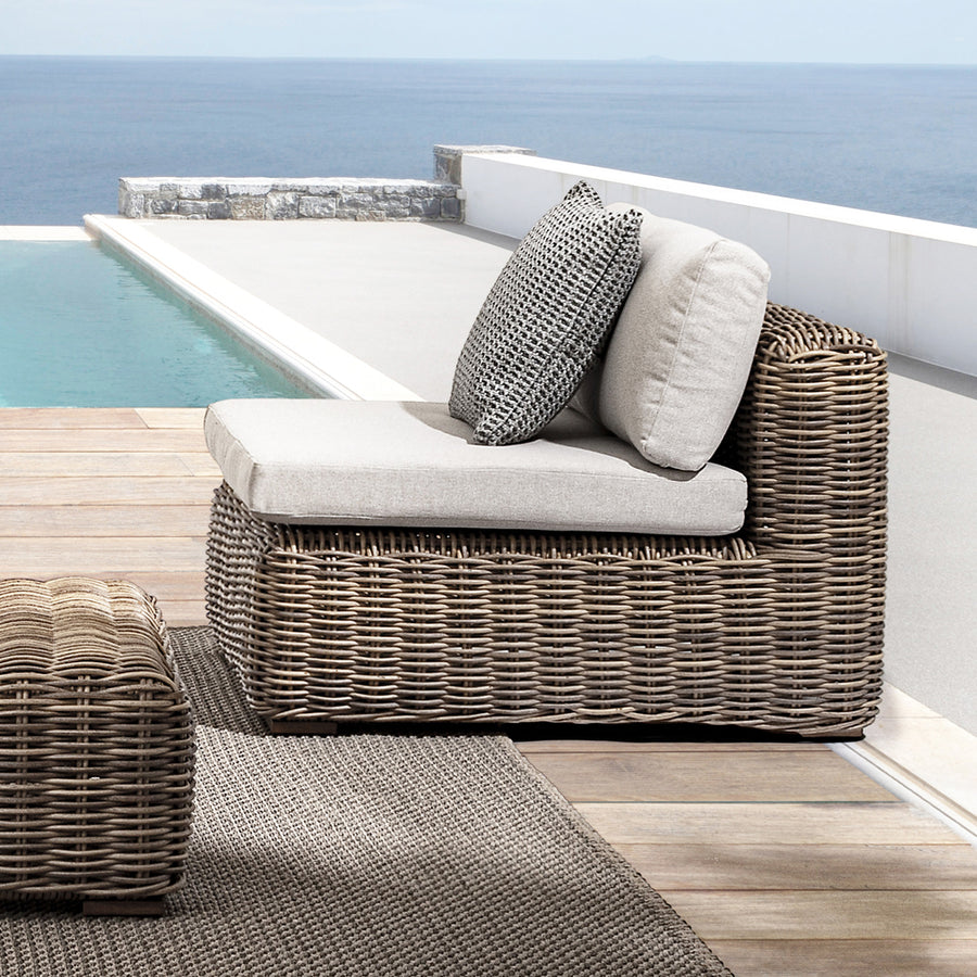 Barna színű műrattanból készült kerti fotel, levehető bézs színű ülő és hátpárnával.