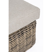 Barna színű műrattanból készült kerti fotel, levehető bézs színű ülő és hátpárnával.