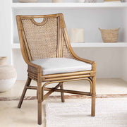 Rattanból készült, párnázott ülőfelülettel kialakított étkezőszék.