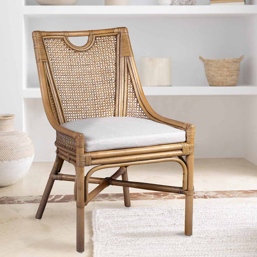 Rattanból készült, párnázott ülőfelülettel kialakított étkezőszék.