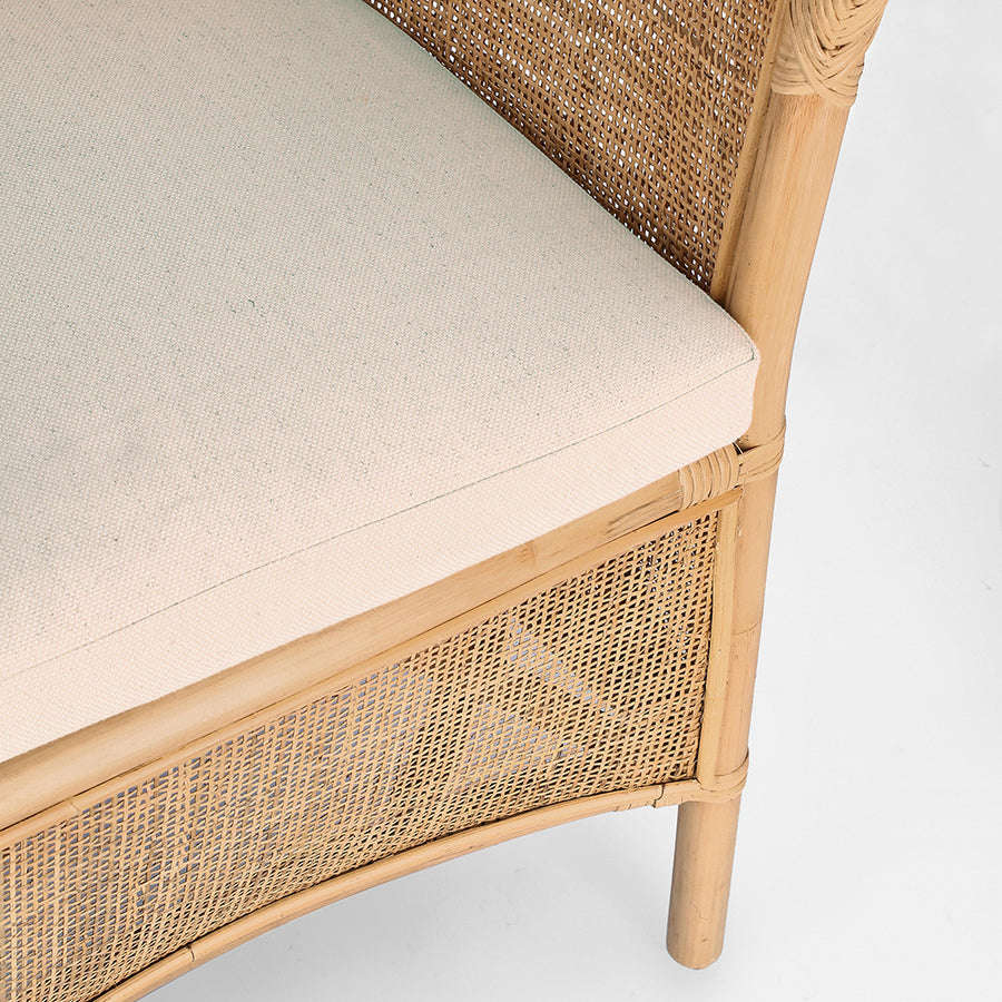 Rattan fotel, ekrü színű párnával.