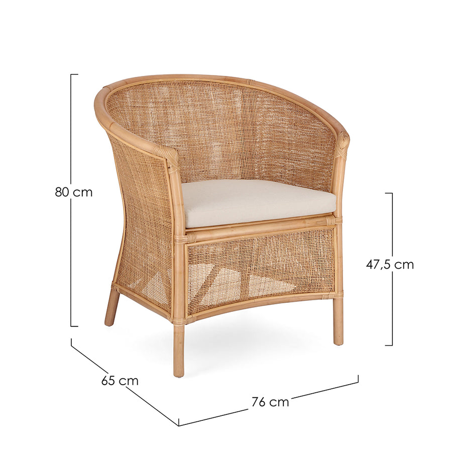 Rattan fotel, ekrü színű párnával.