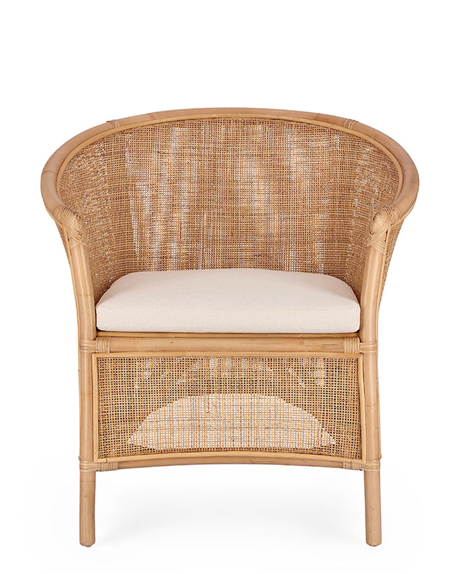 Rattan fotel, ekrü színű párnával.