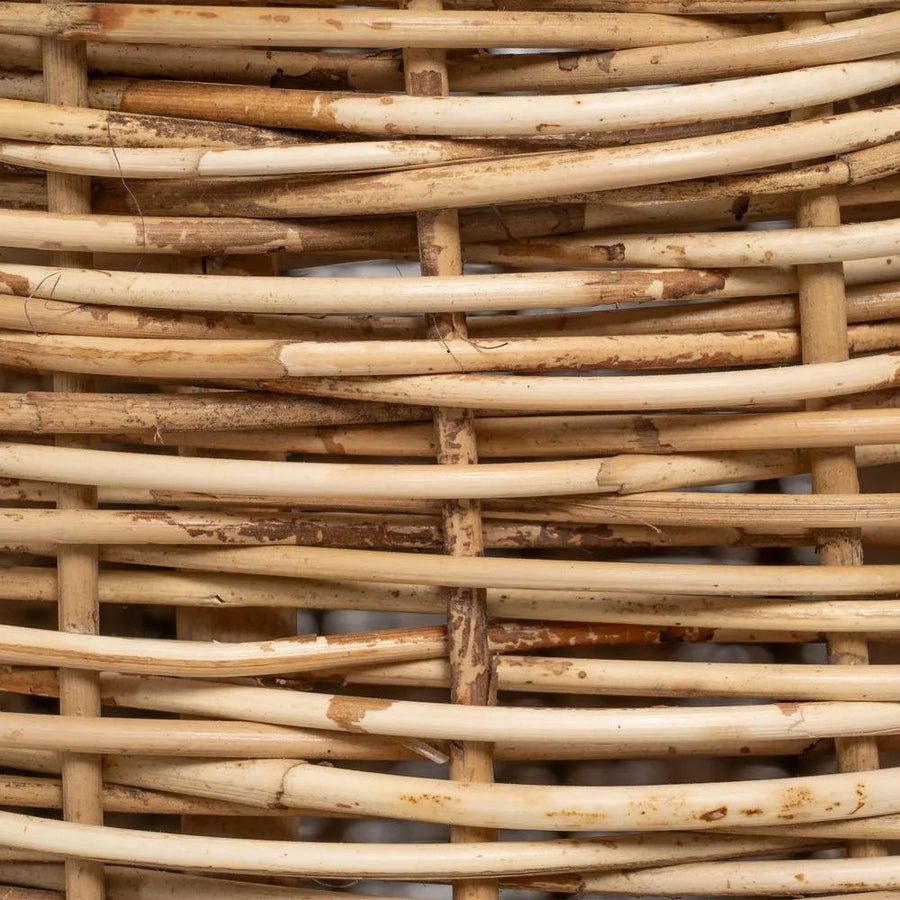 Natúr színű, formatervezett rattan fotel, ekrü párnákkal.