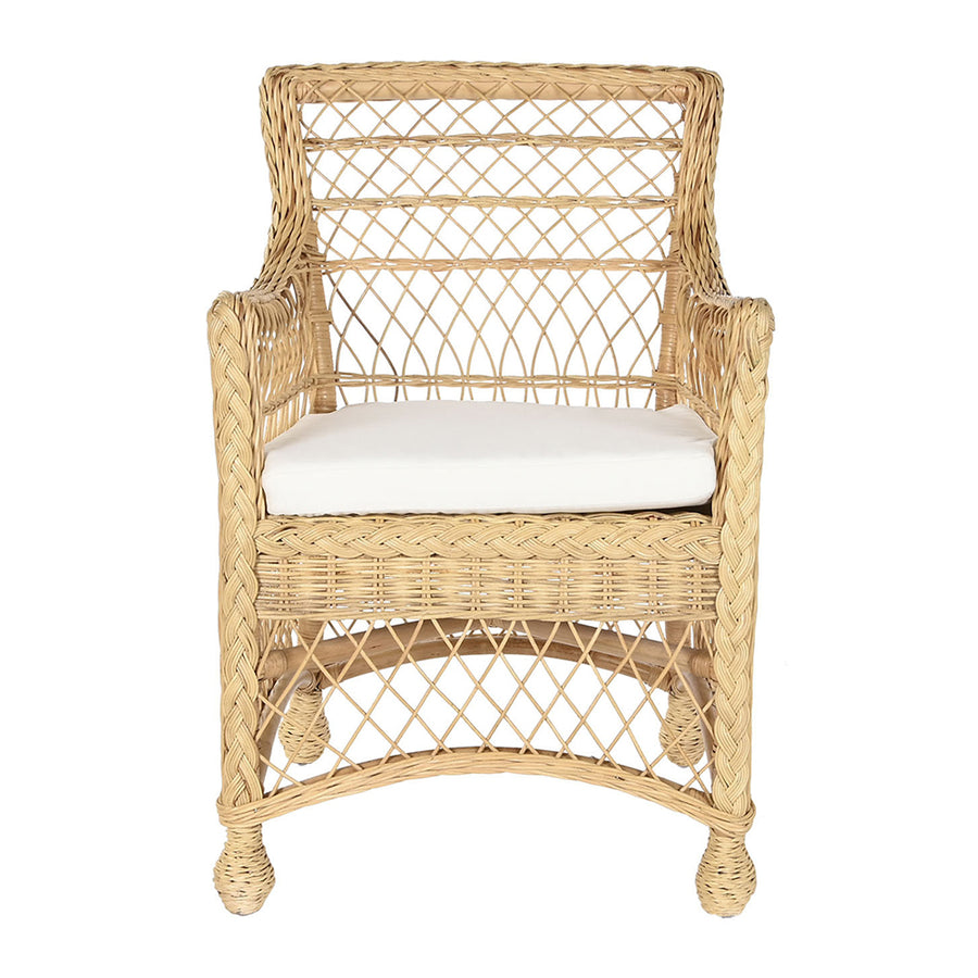 Rattan karosszék, fehér ülőpárnával.