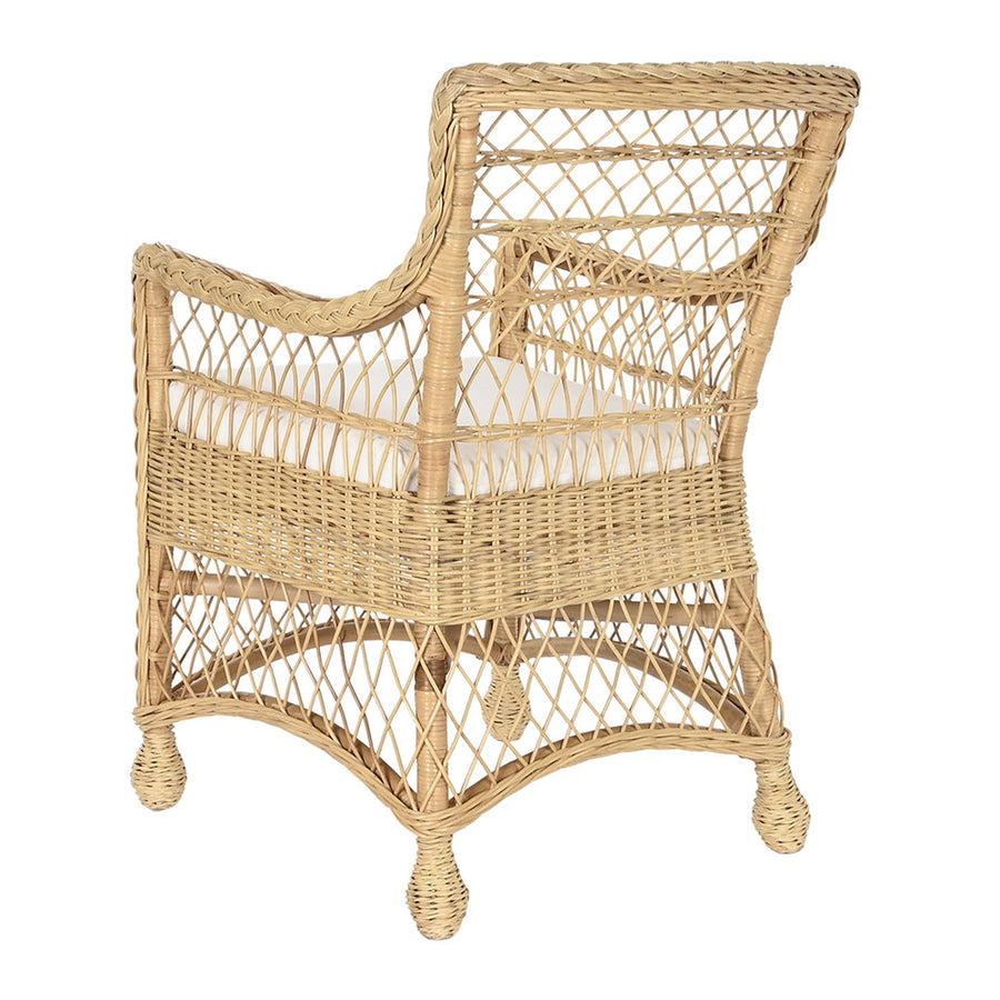 Rattan karosszék, fehér ülőpárnával.