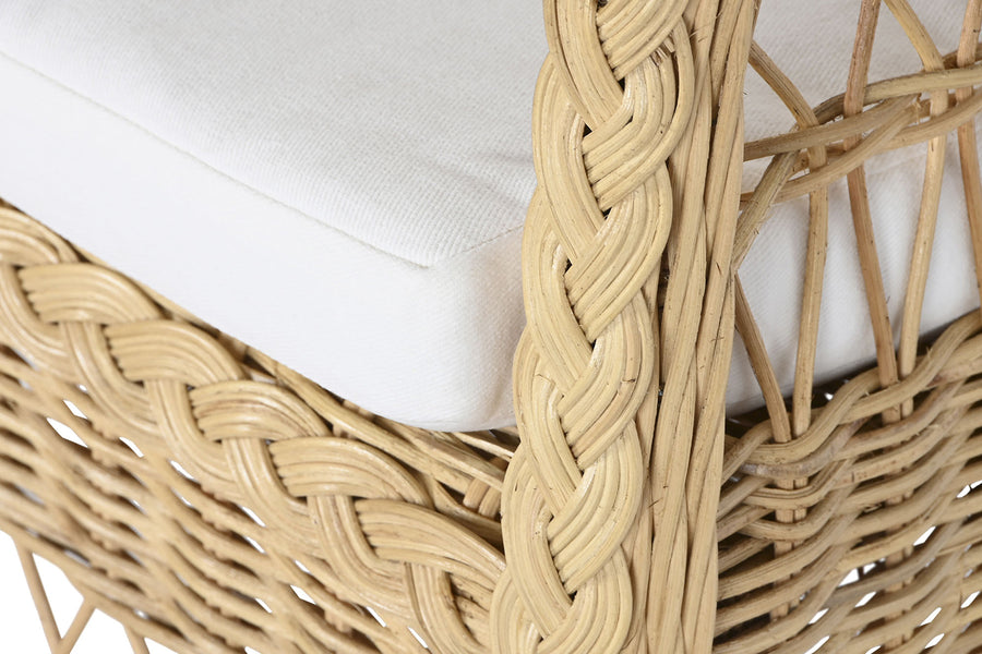 Rattan karosszék, fehér ülőpárnával.