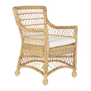 Rattan karosszék, fehér ülőpárnával.