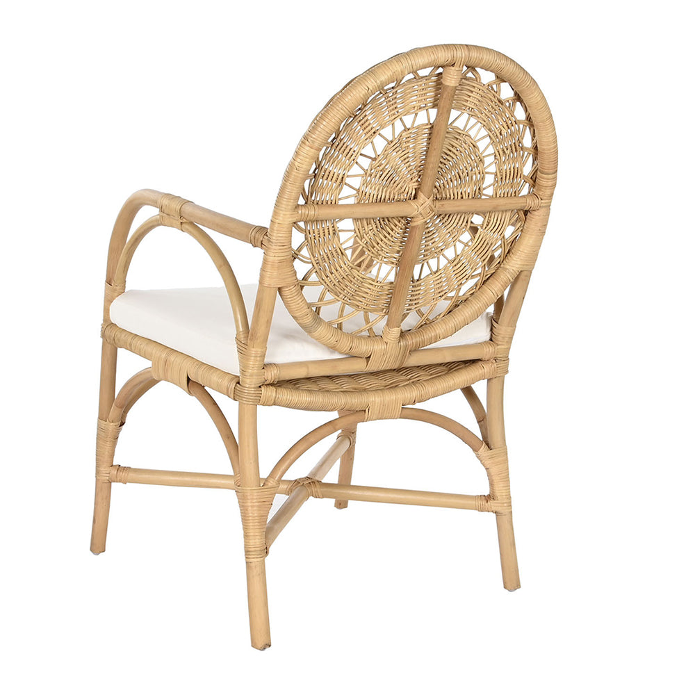 Rattan karosszék, fehér párnával.