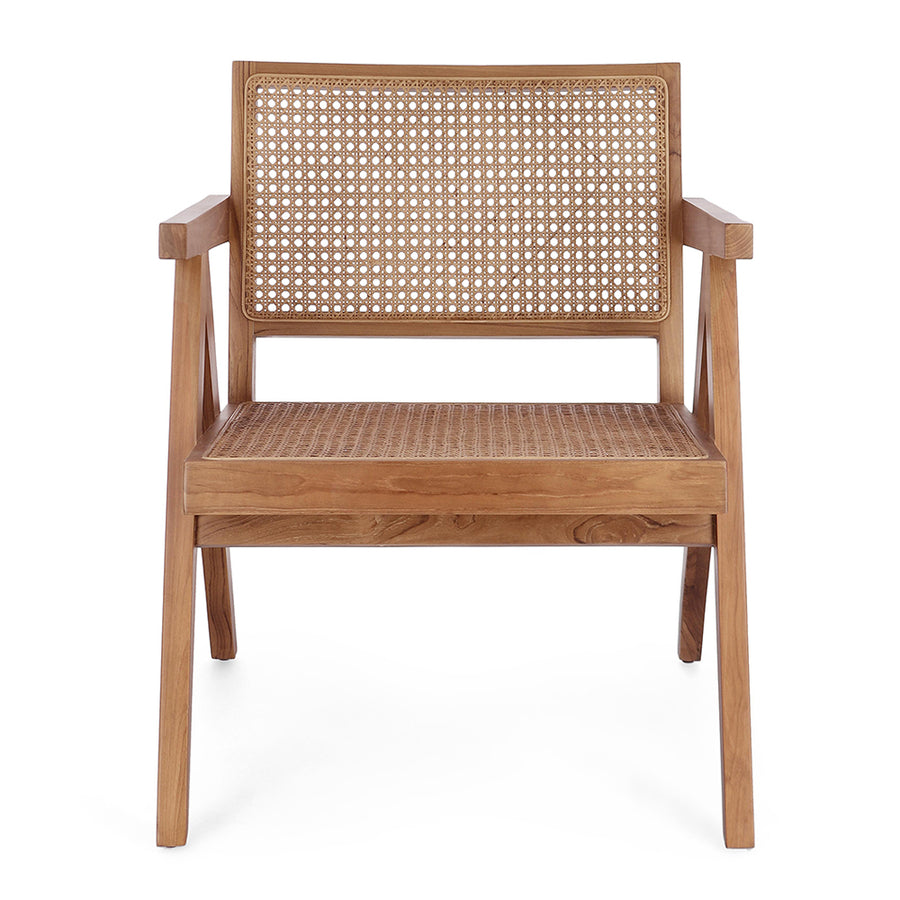 Natúr színű, lakozott felületű teakfából és rattanból készült, formatervezett fotel.