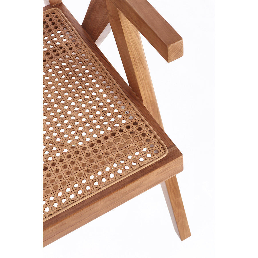 Natúr színű, lakozott felületű teakfából és rattanból készült, formatervezett fotel.