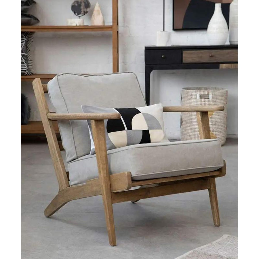 Amerikai tölgyből készült, szürke színű vászonpárnákkal kialakított fotel.