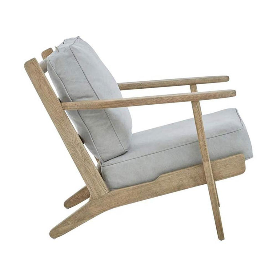 Amerikai tölgyből készült, szürke színű vászonpárnákkal kialakított fotel.