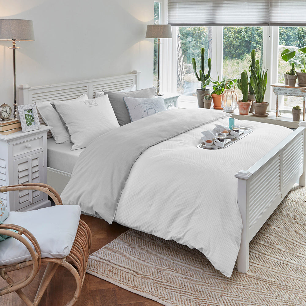 Provence stílusú franciaágy világos hálószobában dekorációval