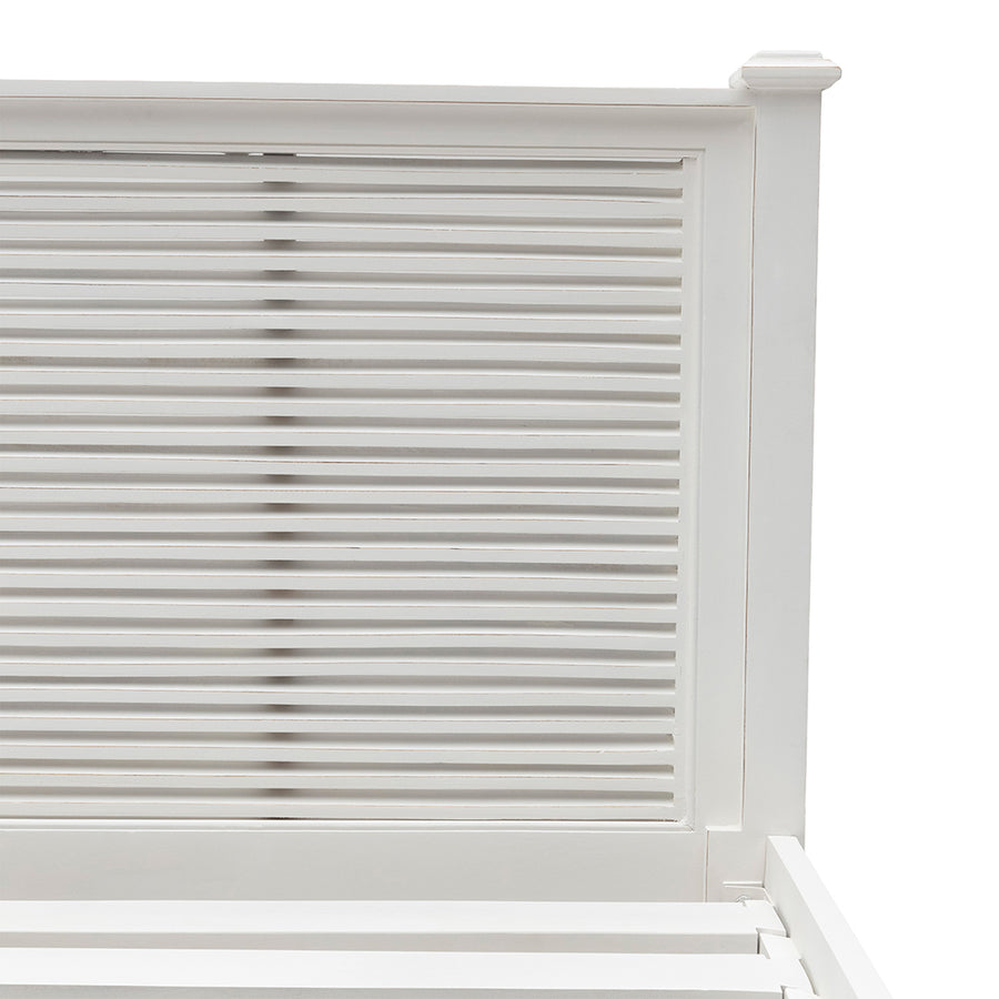 Ágy lábrészének részlete fehér fa kivitelben