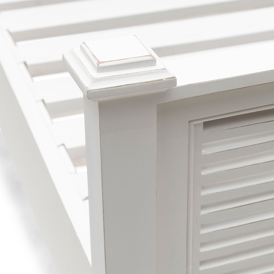 Klasszikus fehér ágy sarok kialakításának részlete