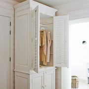 New Orleans gardróbszekrény nyitott ajtókkal, akasztós résszel