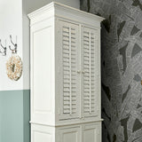 New Orleans fehér szekrény lamellás ajtókkal enteriőrben