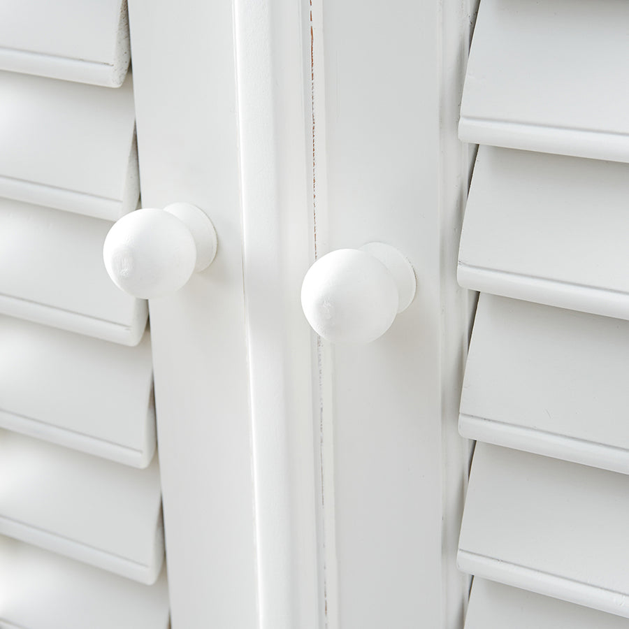 New Orleans szekrény részlet, fehér fa felület és lamellás ajtó