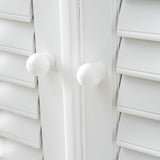 New Orleans szekrény részlet, fehér fa felület és lamellás ajtó