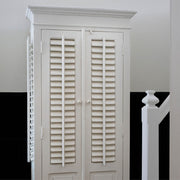 Provence stílusú fehér szekrény részlet lamellás ajtókkal