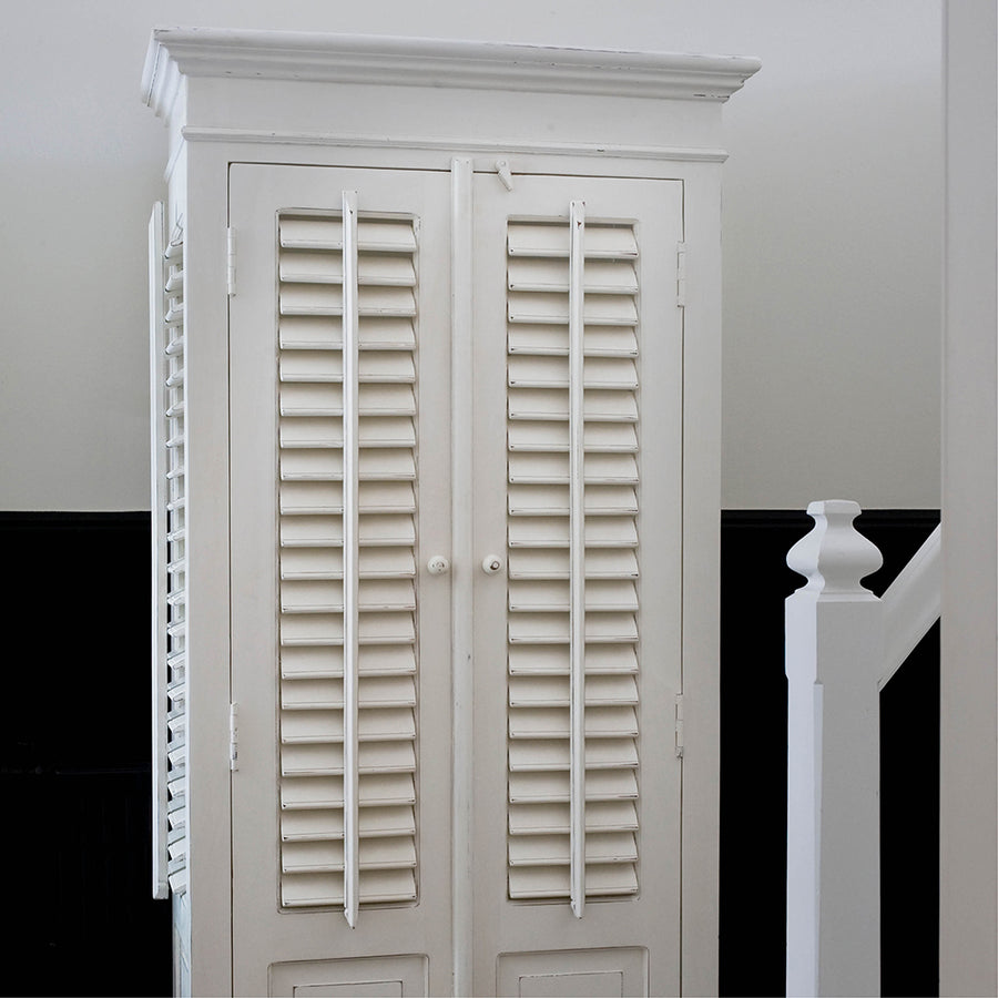 Provence stílusú fehér szekrény részlet lamellás ajtókkal
