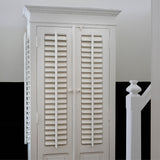 Provence stílusú fehér szekrény részlet lamellás ajtókkal