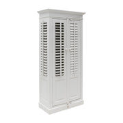 Lamellás ajtó részlet fehér fa szekrényen