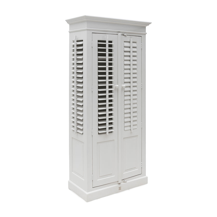 Lamellás ajtó részlet fehér fa szekrényen